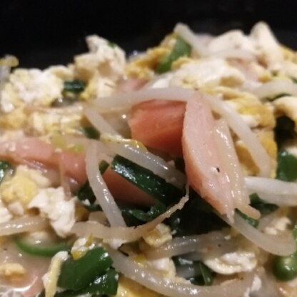 ピーマンチャンプルー初めて作りました！魚肉ソーセージや他の野菜も入れちゃいましたが笑
ゴーヤじゃなくても大丈夫ですね！